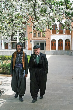 يكي از جذابيت‌هاي سفر به غرب ايران آشنا‌شدن با اقوام اصيل ايراني است كه هنوز لباس‌هاي سنتي به تن دارند و فرهنگ و آداب كهن خود را حفظ كرده‌اند.