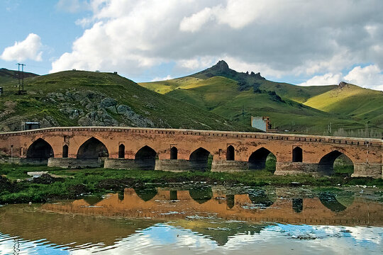 اينجا پل قشلاق است و در شرق شهر سنندج قرار گرفته. در مسير رسيدن به سنندج هنوز پل‌هاي خشتي و آجري دوره‌هاي مختلف تاريخي خصوصا دوران صفوي  روي رودخانه‌هاي كردستان مردم را جابه‌جا مي‌كند.
