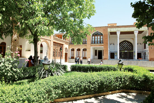 عمارت آصف در خيابان امام‌خميني(ره) شهر سنندج واقع شده است.
