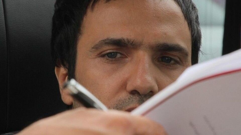 همه چیز درباره محمدرضا فروتن و مدرک دکترایش | از نقش کوتاه در تلویزیون تا صدای خشدار و دورگهاش در فیلمها