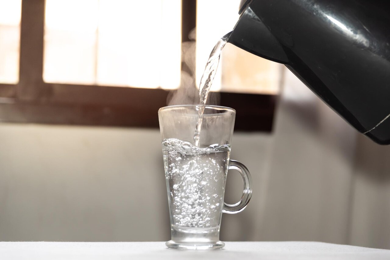 اگر قبل از خواب آب زیاد بنوشید چه اتفاقی در بدن شما می‌افتد؟