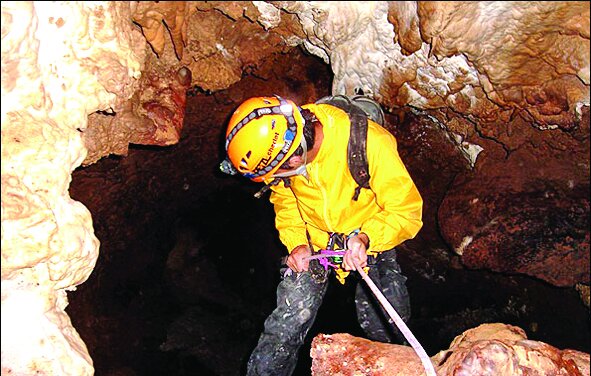 کشف غاری در ایران که پر از اشیا عتیقه بود | ماجرای کشف این غار چرا رسانه‌ای نشد؟