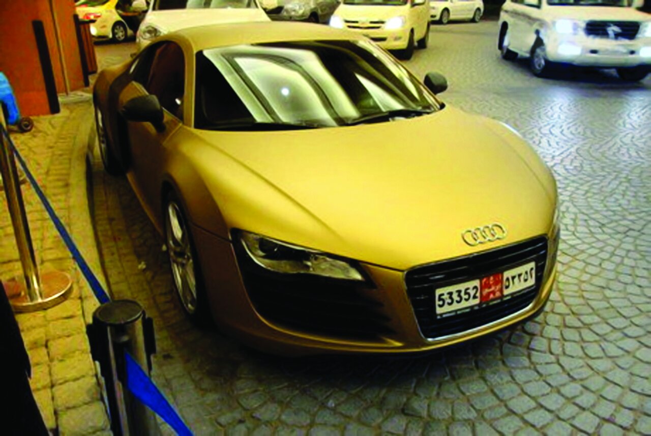 تصاویر ماشین‌هایی با روکش طلا | چه کسانی سوار خودروهای طلایی می‌شوند؟