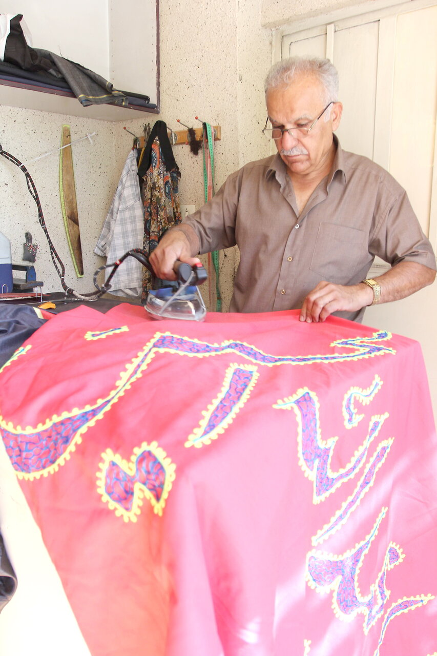 من عاشقم، بیرق ارباب میدوزم