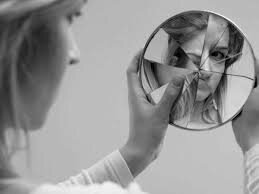 چرا خودمان را دست کم میگیریم؟ با خودمان مهربانتر باشیم | چگونه میتوان دست از سرزنش خود برداشت