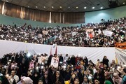 تصاویر معنادار اجتماع دختران انقلاب در ورزشگاه آزادی | از کیک شهید آرمان تا پلاکاردی با یک پیام مهم