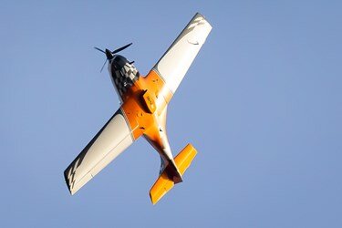 تصاویر | هواپیمای فوق سبک دیروز بر فراز برج میلاد چه میکرد؟ | سرنشین زن این هواپیما کیست؟