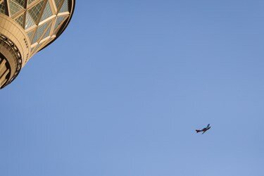 تصاویر | هواپیمای فوق سبک دیروز بر فراز برج میلاد چه می‌کرد؟ | سرنشین زن این هواپیما کیست؟