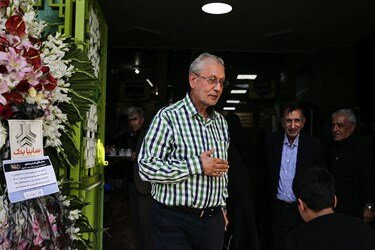 عکس | چهره مطرح دولت روحانی در مراسم ختم خواهر حسین شریعتمداری