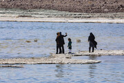 تصاویری دیدنی از جوشش یک چشمه در بستر دریاچه ارومیه! | ببینید
