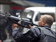 ببینید | مراجعه دو پلیس به ساختمان یک باند تبهکار در برزیل ؛ ۲۴ نفر با اسلحه بیرون آمدند!