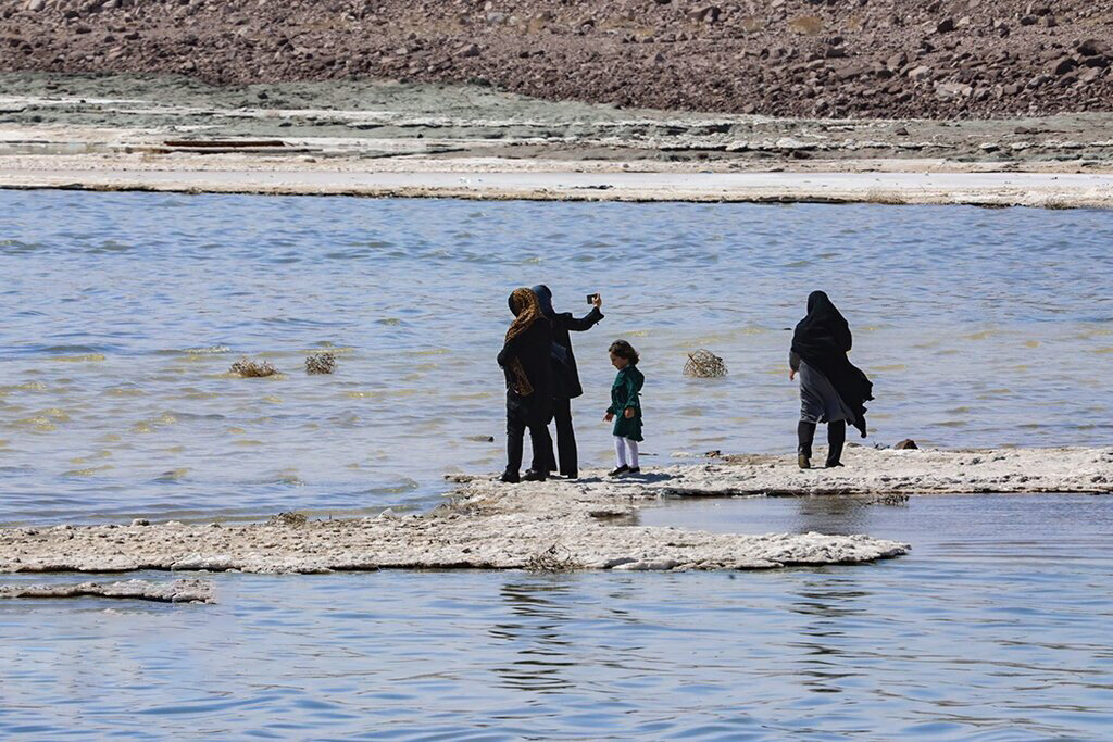 دریاچه ارومیه می‌تواند سالی۱۵۰۰ میلیارد تومان درآمدزایی کند ‌| چگونه می‌توان از ریزگرد نمکی دریاچه جلوگیری کرد؟| نشست ۸ میلیارد تُن نمک در بستر دریاچه