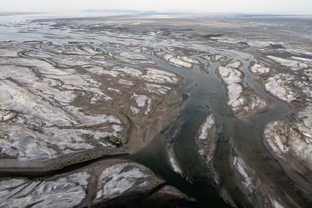 دریاچه ارومیه می‌تواند سالی۱۵۰۰ میلیارد تومان درآمدزایی کند ‌| چگونه می‌توان از ریزگرد نمکی دریاچه جلوگیری کرد؟| نشست ۸ میلیارد تُن نمک در بستر دریاچه