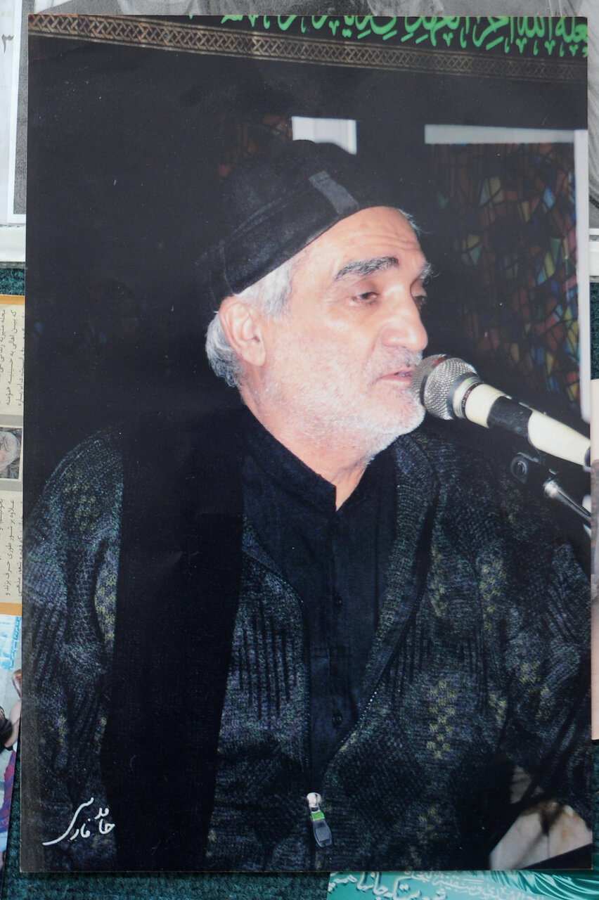 پیرغلامی که هنگام خیاطی نوحه میخواند و گریه میکرد