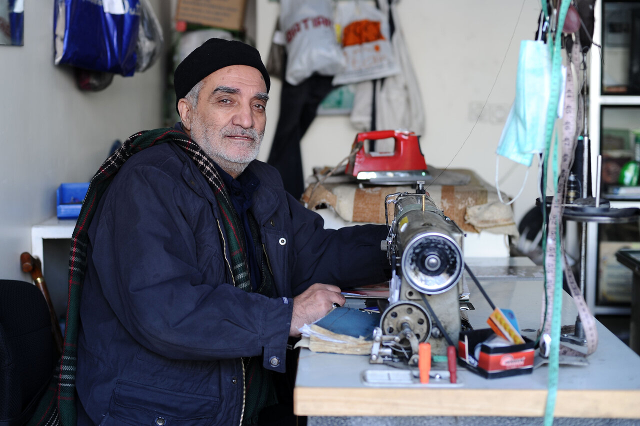 پیرغلامی که هنگام خیاطی نوحه میخواند و گریه میکرد