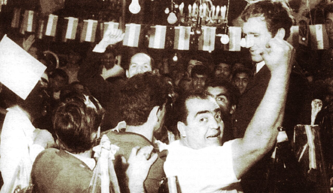 جشن خودجوش مردمی بعد از پیروزی مقابل رژیم صهیونیستی به پایان بازی و خیابانهای اطراف ورزشگاه محدود نشد. مردم در روزهای بعد هم از قهرمانان این بازی تجلیل کردند. در تصویر، حسین کلانی را میبینید که مردم او را دوره کردهاند