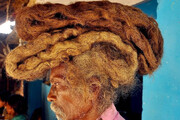 تصاویر عجیب مردی با موهای ۴.۵ متری | خشک شدن این موها ۵۰ ساعت طول می‌کشد