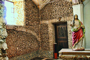 تصاویر کلیسایی که با استخوان‌های‌ جمجه مُرده‌ها تزئین شده است