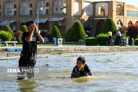 آبتنی در میدان نقش جهان