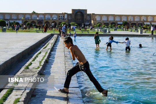 آبتنی در میدان نقش جهان