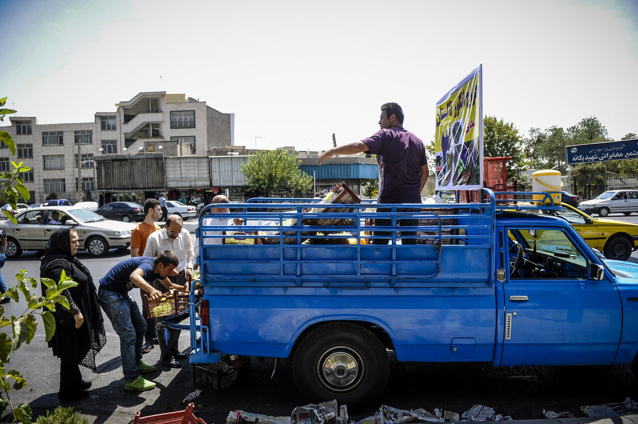تسخیر زیرپوستی حاشیه بزرگراههای تهران توسط وانتیها | مردم شاکی؛ ترافیک زیاد و وانتیها بیتفاوت