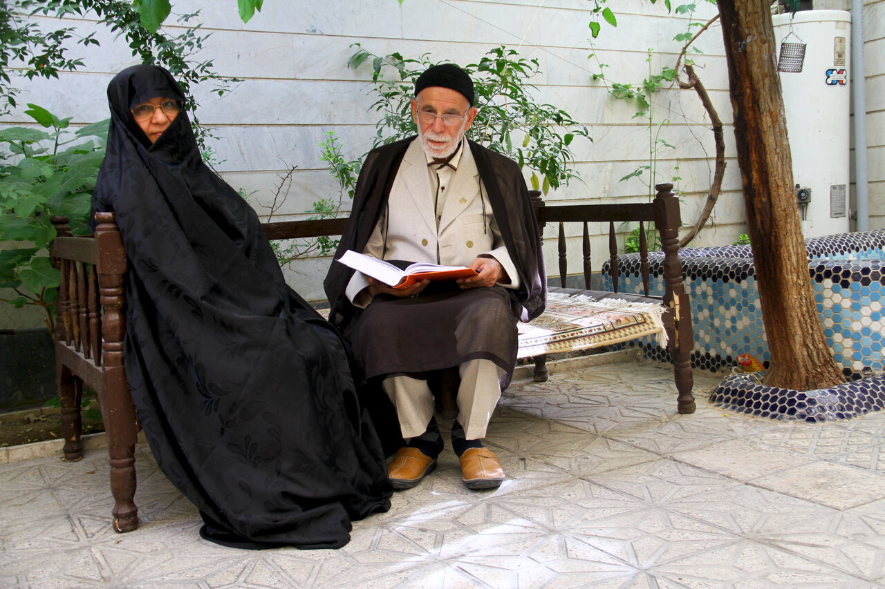 غلامرضا سازگار بیاستادی، بیسوادی و بیتقوایی را از آفتهای مداحی میداند | دیدگاه رهبر معظم انقلاب درباره اشعار این پیرغلام اهل بیت(ع)