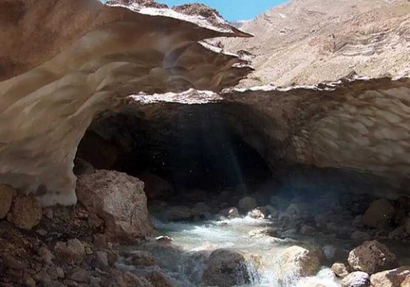 اینجا ایران است؛ سردترین نقطه خاورمیانه | غار یخی چما کجاست | تصاویر غار یخی کوهرنگ را ببینید