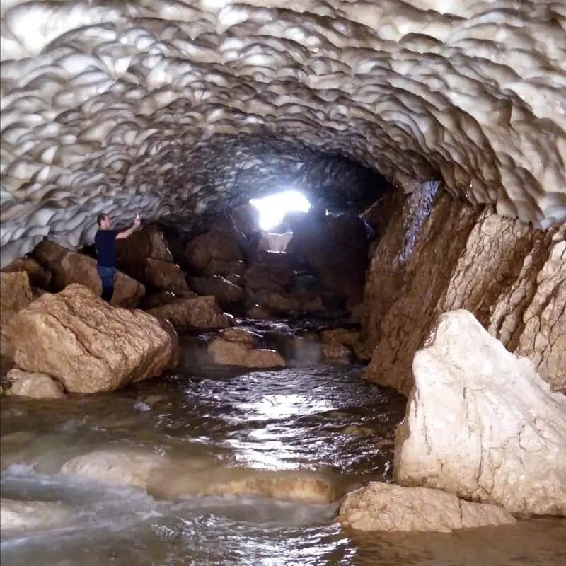 اینجا ایران است؛ سردترین نقطه خاورمیانه | غار یخی چما کجاست | تصاویر غار یخی کوهرنگ را ببینید