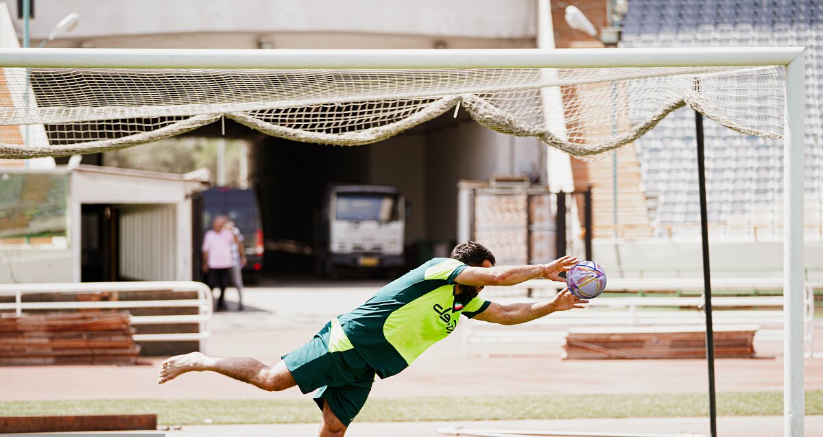 عکس | حسن یزدانی دروازهبان فوتبال شد | حضور غیرمنتظره ستاره کشتی ایران در چارچوب دروازه