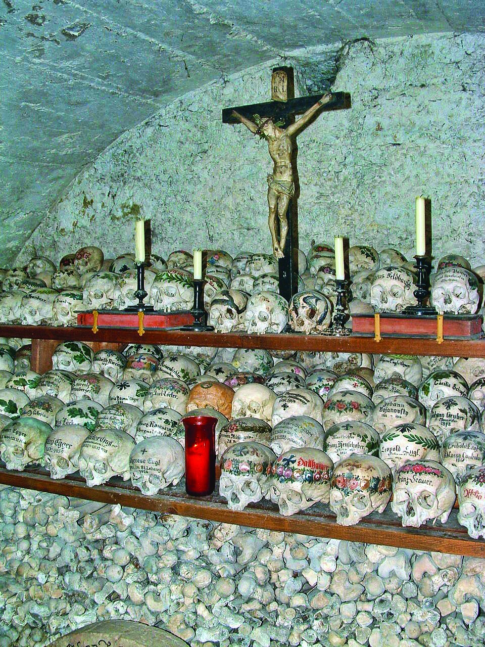 تصاویر کلیسایی که با استخوان‌های‌ جمجه مُرده‌ها تزئین شده است