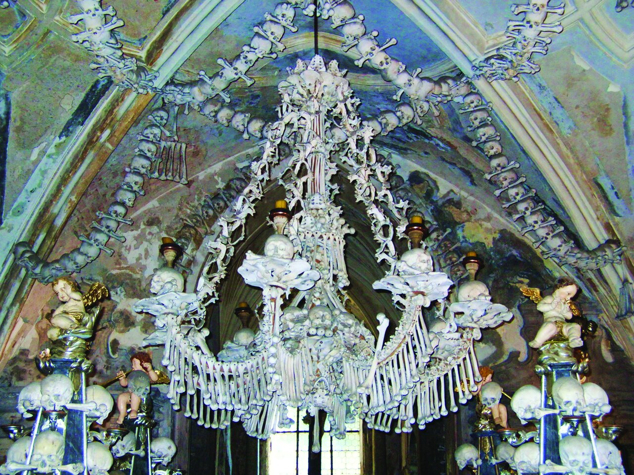 تصاویر کلیسایی که با استخوانهای جمجه مُردهها تزئین شده است