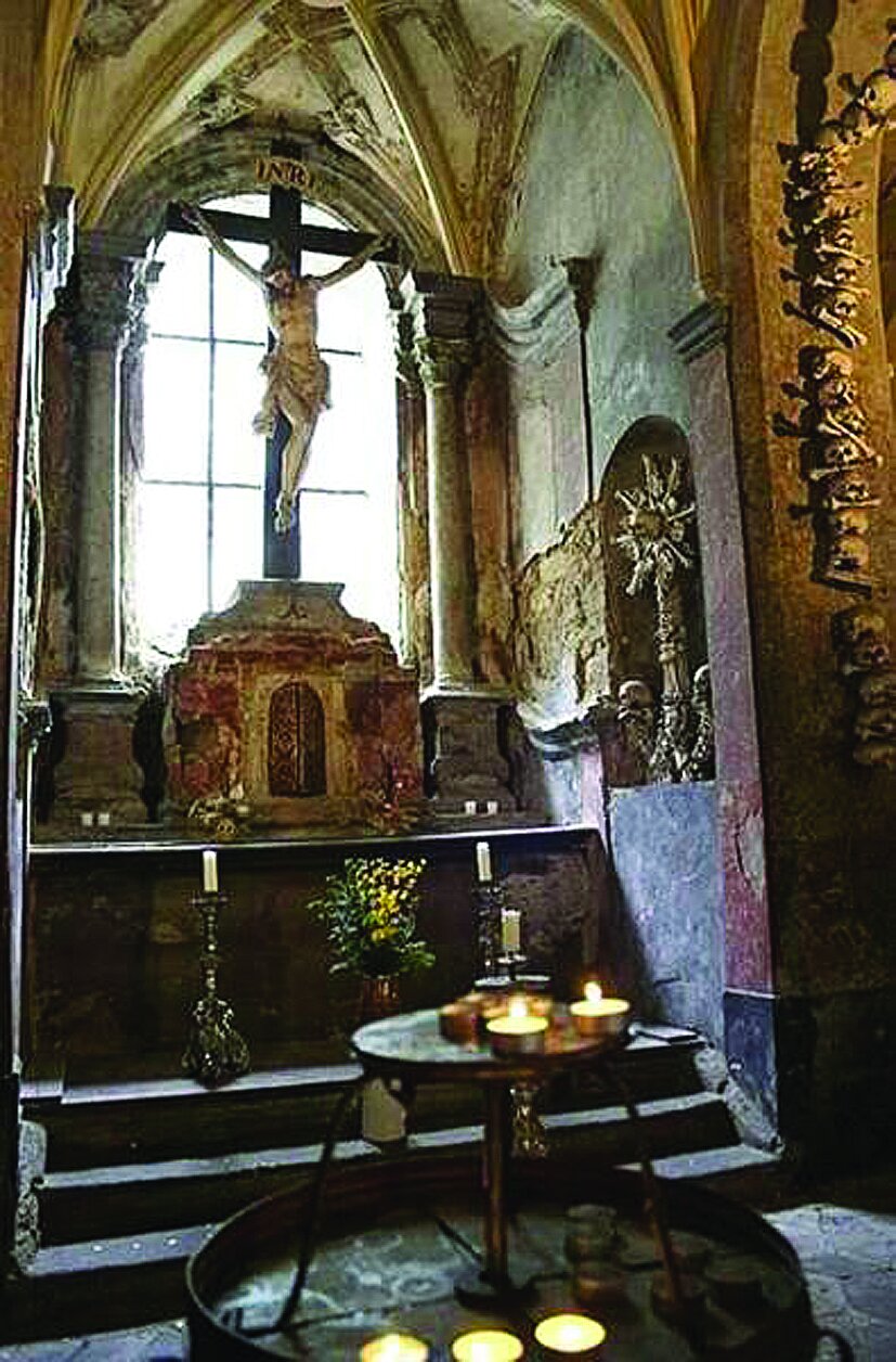 تصاویر کلیسایی که با استخوانهای جمجه مُردهها تزئین شده است