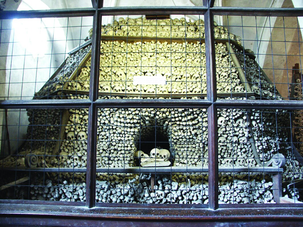 تصاویر کلیسایی که با استخوانهای جمجه مُردهها تزئین شده است