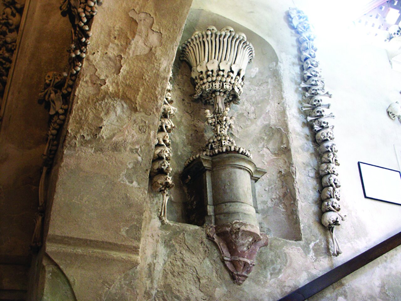 تصاویر کلیسایی که با استخوانهای جمجه مُردهها تزئین شده است