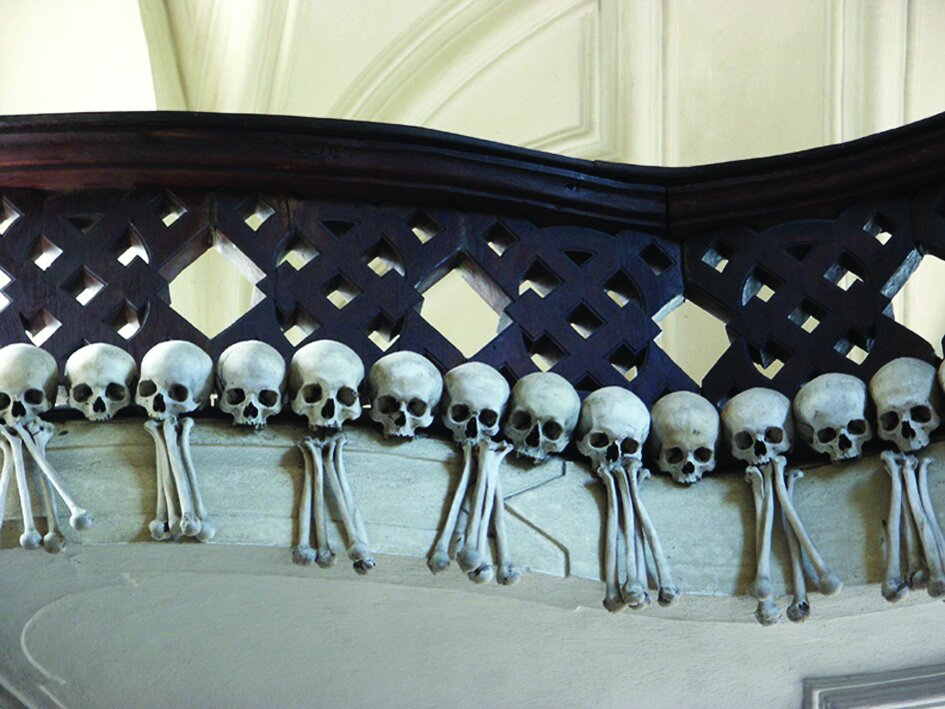 این کلیسا با استخوان‌های‌ جمجه مُرده‌ها تزئین شده است