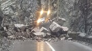 تصویر وحشتناک از سقوط سنگ روی یک خودرو در جاده چالوس | عکس