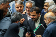 تصاویر | از مطالعه تیترهای جنجالی توسط نمایندگان تا ملاقات وزرای رئیسی و احمدی نژاد در صحن علنی