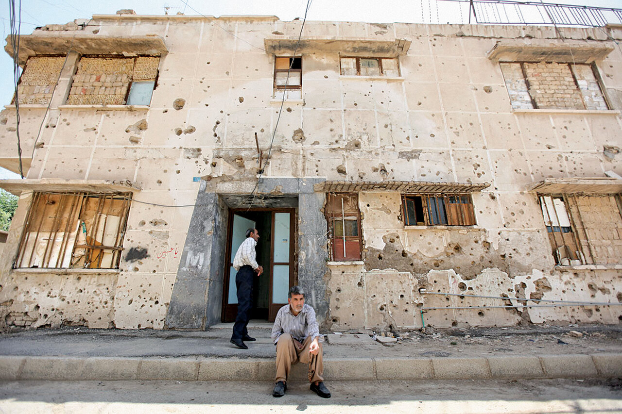 در زخمیترین شهر ایران هنوز گلوله از دیوار بیرون میکشند