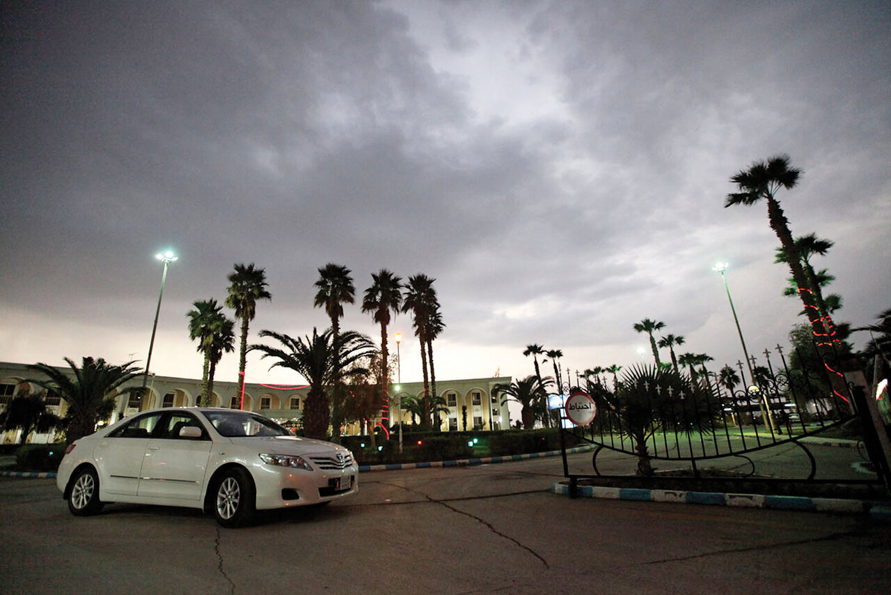 در زخمیترین شهر ایران هنوز گلوله از دیوار بیرون میکشند