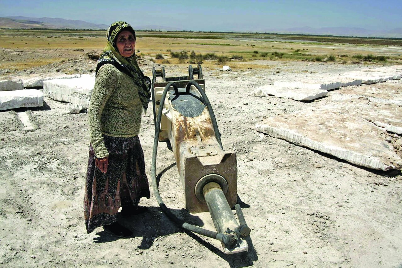 زن ایرانی که به سراغ سخت ترین شغل دنیا رفت؛ کار در معدن | بازخوانی گزارشی درباره موفق‌ترین زن معدن دار ایران