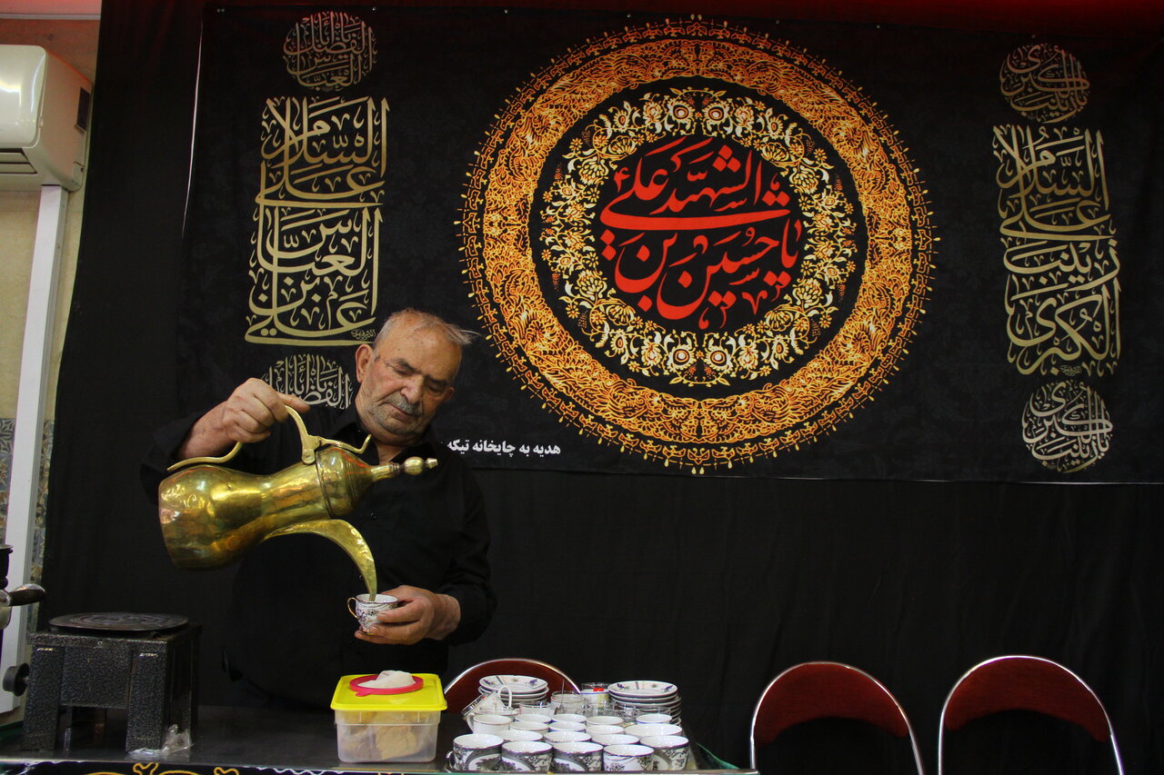 پیرغلامان تجریش از 150 سال عزاداری سیدالشهدا (ع) در این محله از پایتخت میگویند | تکیهای در بازار با خیرات قهوه