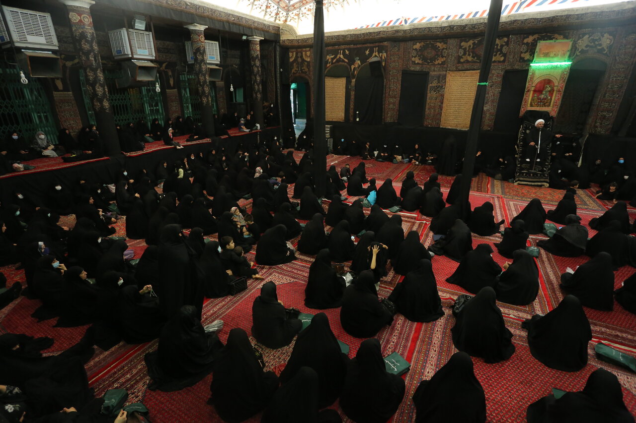 زنان سیاهپوش زیر خیمه نمادین سادات‌اخوی