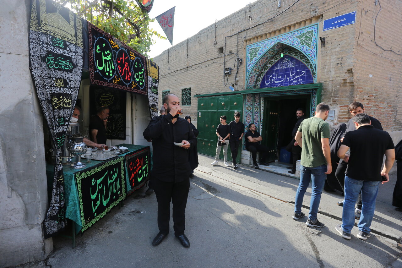 زنان سیاهپوش زیر خیمه نمادین ساداتاخوی