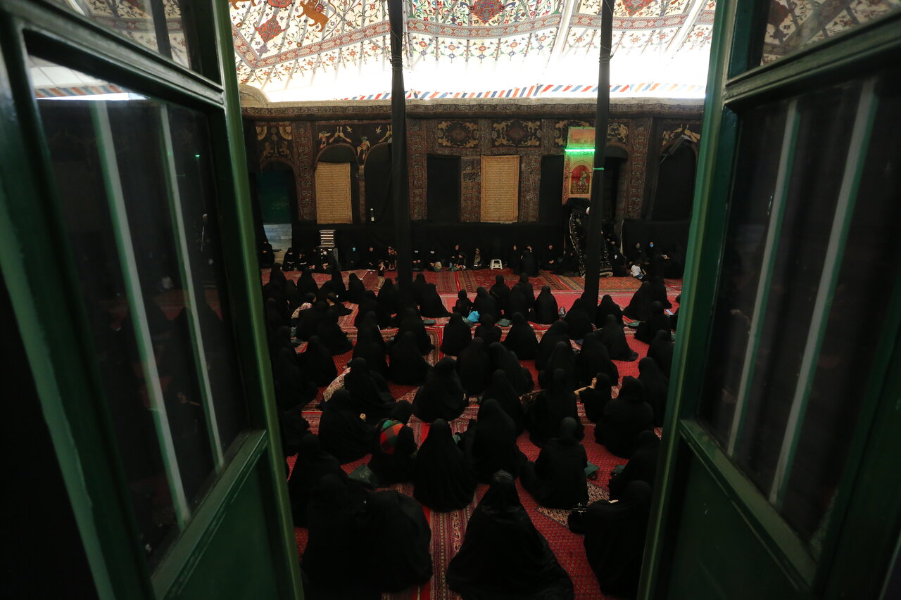 زنان سیاهپوش زیر خیمه نمادین سادات‌اخوی