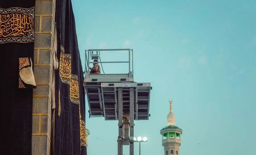 پرده جدید کعبه برافراشته شد | نحوه تعویض پرده کعبه را ببینید