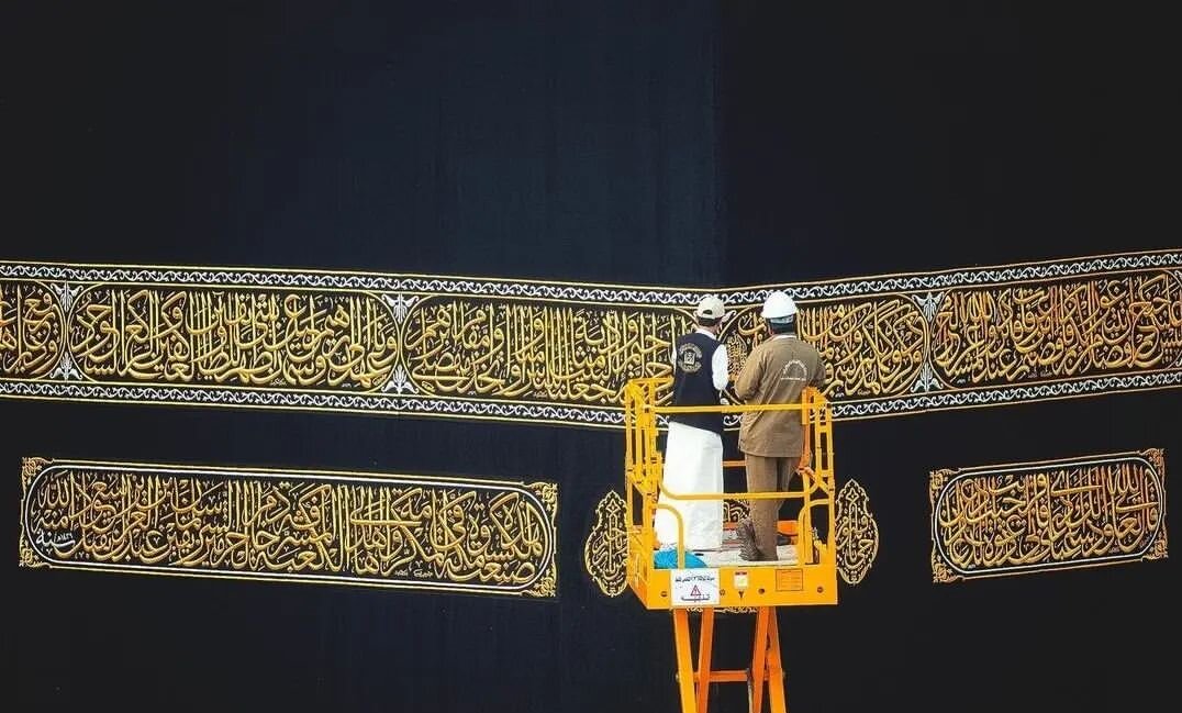 پرده جدید کعبه برافراشته شد | نحوه تعویض پرده کعبه را ببینید
