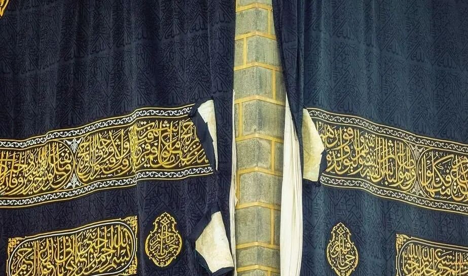 پرده جدید کعبه برافراشته شد | نحوه تعویض پرده کعبه را ببینید