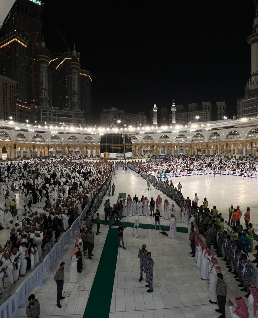 پرده جدید کعبه برافراشته شد | نحوه تعویض پرده کعبه را ببینید