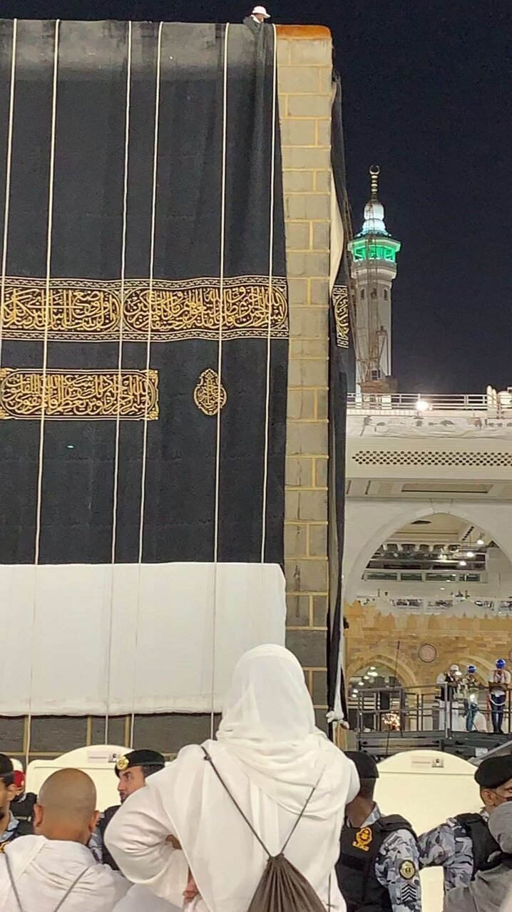 پرده جدید کعبه برافراشته شد | نحوه تعویض پرده کعبه را ببینید