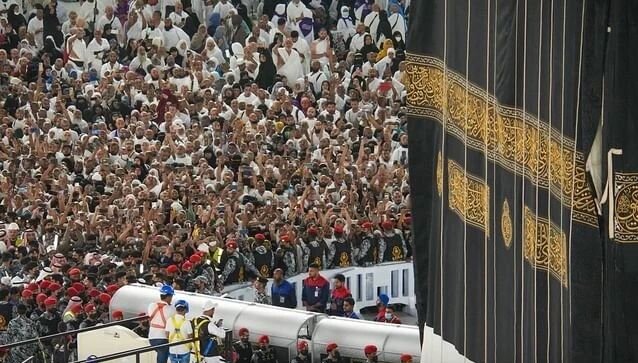 پرده جدید کعبه برافراشته شد | نحوه تعویض پرده کعبه را ببینید